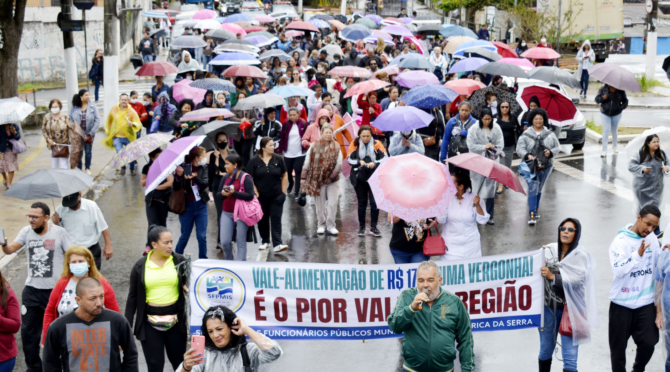 Servidores percorrem ruas e avenidas na luta por melhores salários