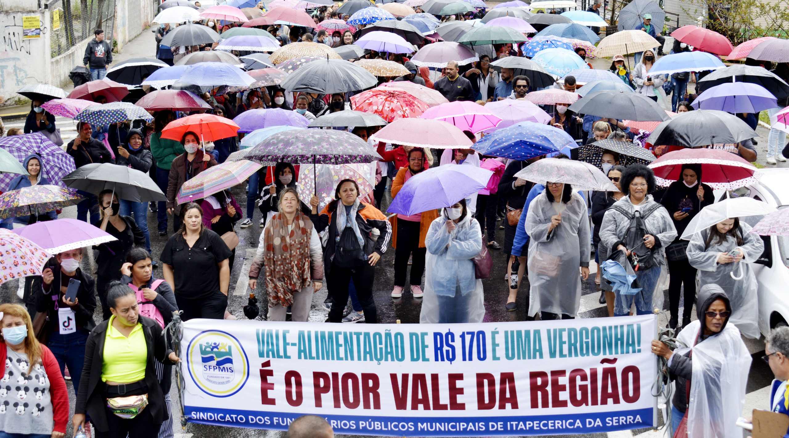 Nem a chuva parou os mais de 600 Servidores que foram lutar por valorização